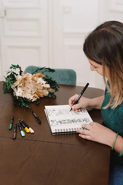 Designer en train de dessiner un zoning de site web